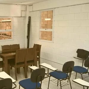 Operador realizando inspeção diária de empilhadeira antes do turno